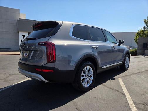 Everlasting Silver 2021 Kia Telluride LX