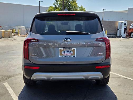 Everlasting Silver 2021 Kia Telluride LX