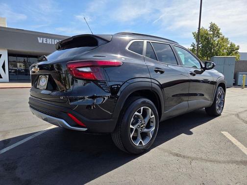 Mosaic Black Metallic 2025 Chevrolet Trax LT