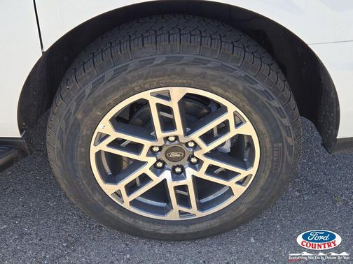 Star White Metallic Tri-Coat 2026 Ford Expedition Max Active 4x4
