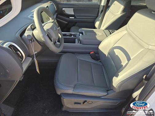 Star White Metallic Tri-Coat 2026 Ford Expedition Max Active 4x4