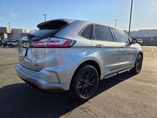 Iconic Silver Metallic 2024 Ford Edge SE