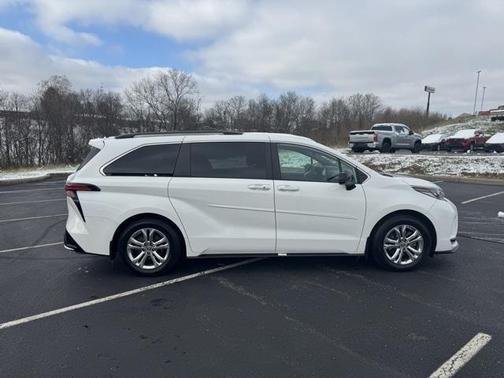 2022 Toyota Sienna XSE 7 Passenger