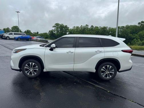 Wind Chill Pearl 2023 Toyota Highlander Hybrid XLE