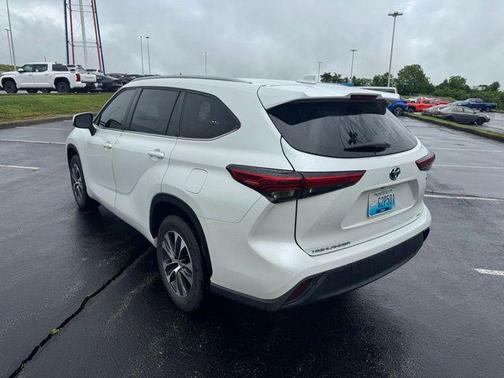 Wind Chill Pearl 2023 Toyota Highlander Hybrid XLE
