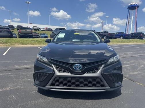 2022 Toyota Camry Hybrid SE