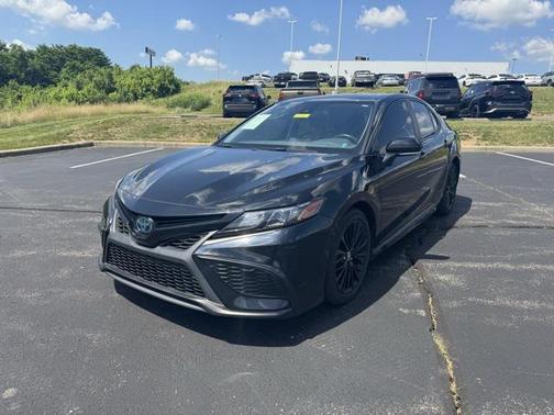 2022 Toyota Camry Hybrid SE