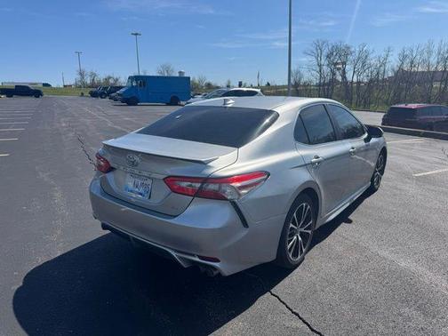 Celestial Silver Metallic 2019 Toyota Camry SE