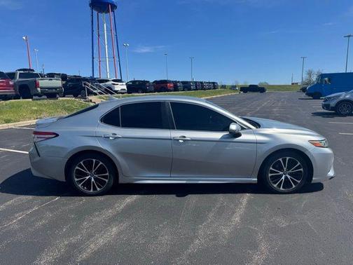 Celestial Silver Metallic 2019 Toyota Camry SE