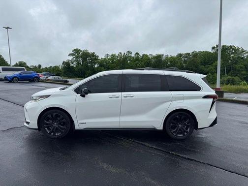 Super White 2021 Toyota Sienna XSE 7 Passenger