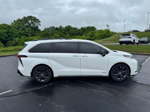 Super White 2021 Toyota Sienna XSE 7 Passenger
