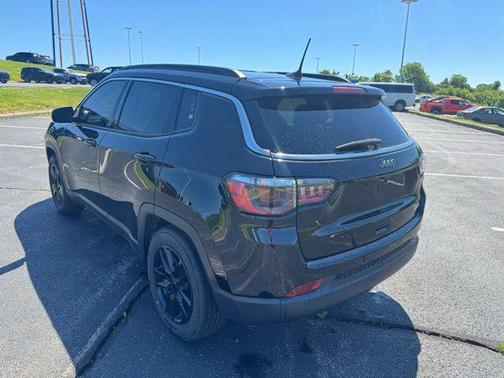 Diamond Black Crystal Pearlcoat 2022 Jeep Compass Latitude