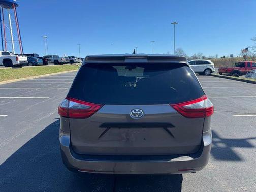 2020 Toyota Sienna SE