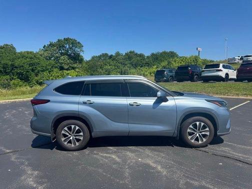 Moon Dust 2021 Toyota Highlander XLE