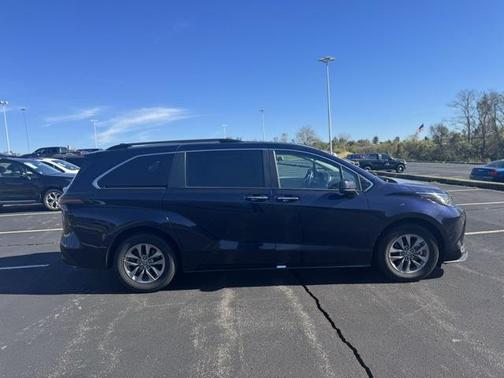 2023 Toyota Sienna XLE 8 Passenger