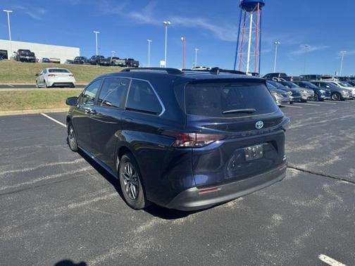 2023 Toyota Sienna XLE 8 Passenger