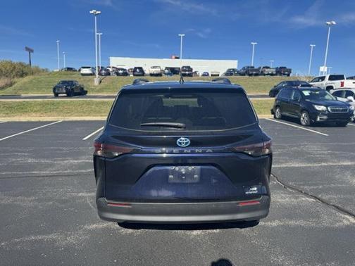 2023 Toyota Sienna XLE 8 Passenger