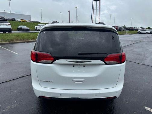Bright White Clearcoat 2019 Chrysler Pacifica Touring L