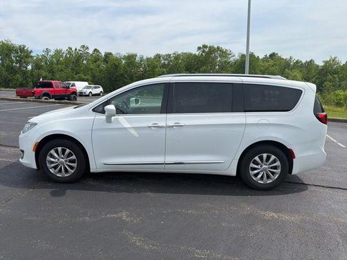 Bright White Clearcoat 2019 Chrysler Pacifica Touring L