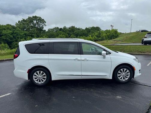 Bright White Clearcoat 2019 Chrysler Pacifica Touring L