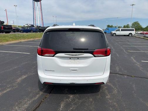 Bright White Clearcoat 2019 Chrysler Pacifica Touring L