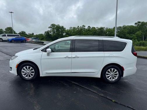 Bright White Clearcoat 2019 Chrysler Pacifica Touring L