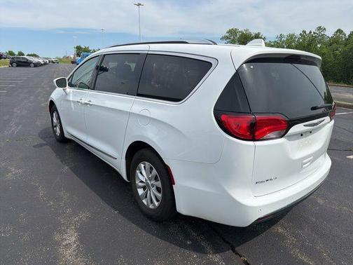 Bright White Clearcoat 2019 Chrysler Pacifica Touring L