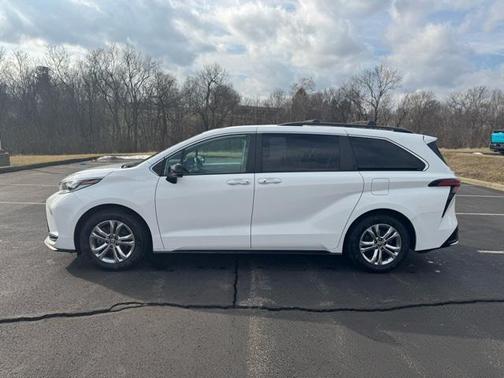 2023 Toyota Sienna XSE 7 Passenger