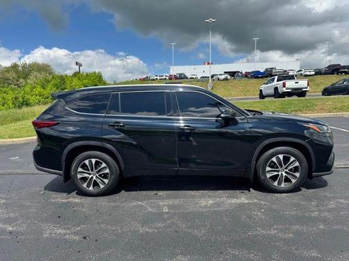 Midnight Black Metallic 2021 Toyota Highlander XLE