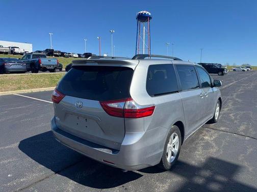 2017 Toyota Sienna LE
