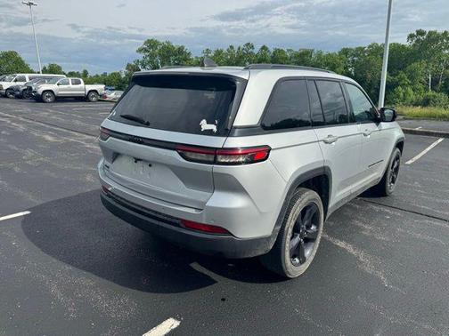 Silver Zynith 2024 Jeep Grand Cherokee Altitude