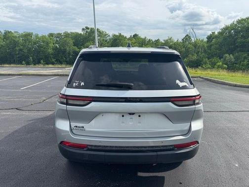 Silver Zynith 2024 Jeep Grand Cherokee Altitude