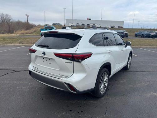 2023 Toyota Highlander Hybrid Platinum
