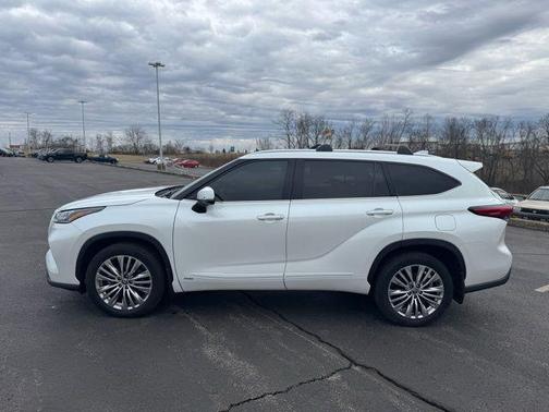 2023 Toyota Highlander Hybrid Platinum