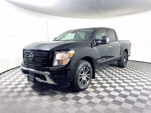 Photo 3 of 27 of 2020 Nissan Titan SV
