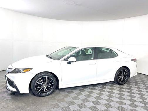Photo 5 of 33 of 2021 Toyota Camry SE