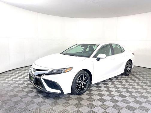 Photo 3 of 33 of 2021 Toyota Camry SE