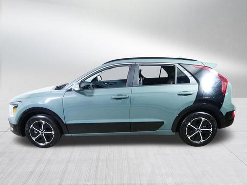 Cityscape Green 2024 Kia Niro SX