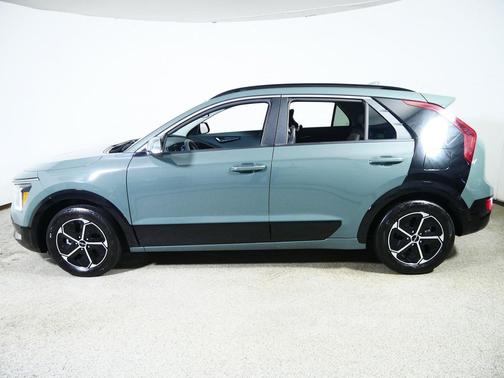 Cityscape Green 2024 Kia Niro SX