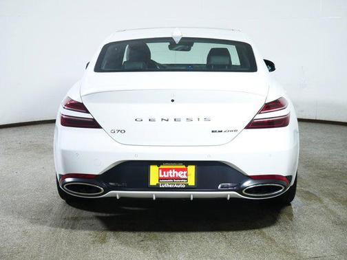 Uyuni White 2025 Genesis G70 3.3T AWD Sport Advanced