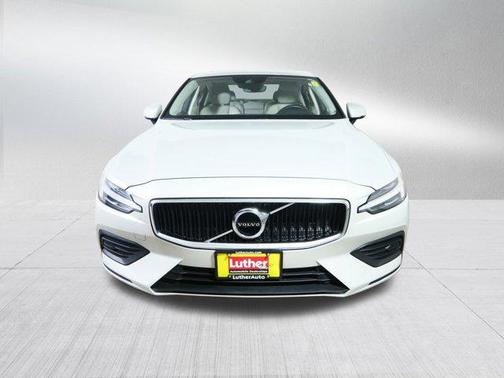 2020 Volvo S60 T6 Momentum