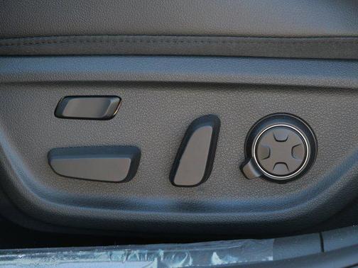 Uyuni White 2026 Genesis G70 3.3T AWD Sport Prestige