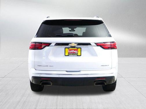 Iridescent Pearl Tricoat 2023 Chevrolet Traverse Premier