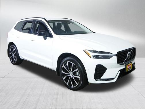 Crystal White Metallic 2023 Volvo XC60 B5 Plus Dark Theme
