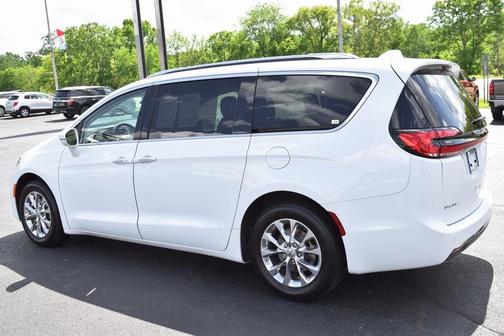 Photo 4 of 28 of 2021 Chrysler Pacifica Touring-L