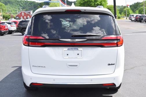 Photo 5 of 28 of 2021 Chrysler Pacifica Touring-L