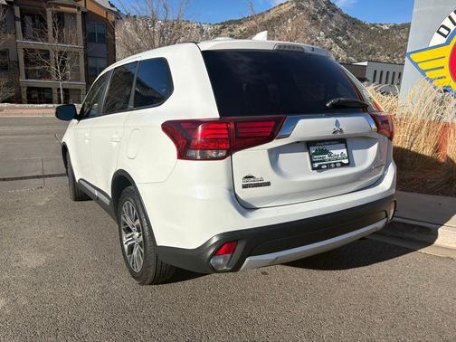 2017 Mitsubishi Outlander ES