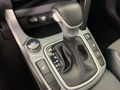 Clear White/Black Roof 2021 Kia Seltos S