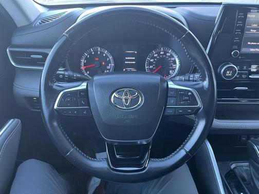 2020 Toyota Highlander LE