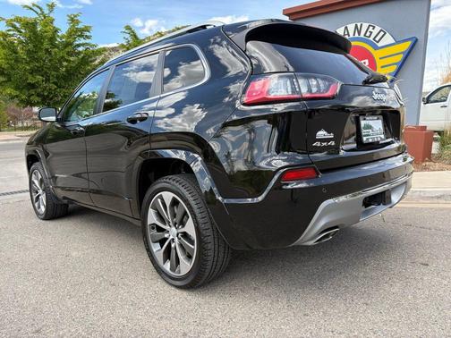 Diamond Black Crystal Pearlcoat 2019 Jeep Cherokee Overland